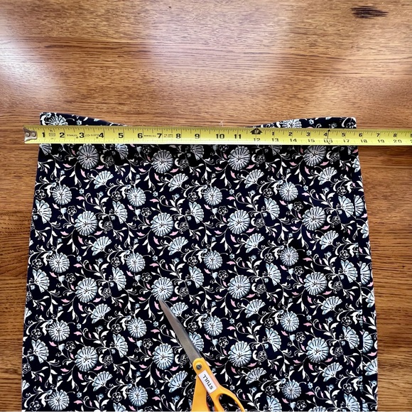 ⭐️ NWT Loft Navy Pull On Floral Print Pencil Skirt Size LT - Picture 5 of 9